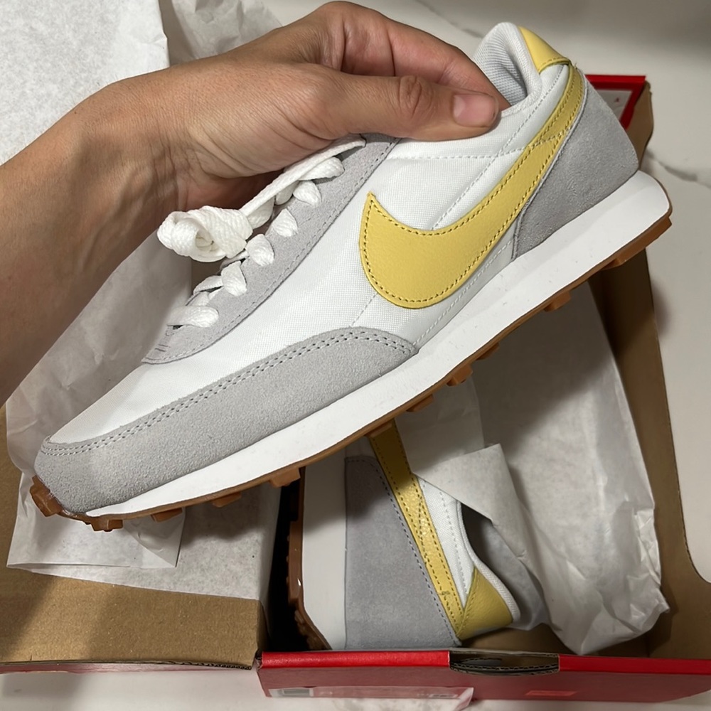Nike DBREAK summit white/Saturn gold brand new in box never worn